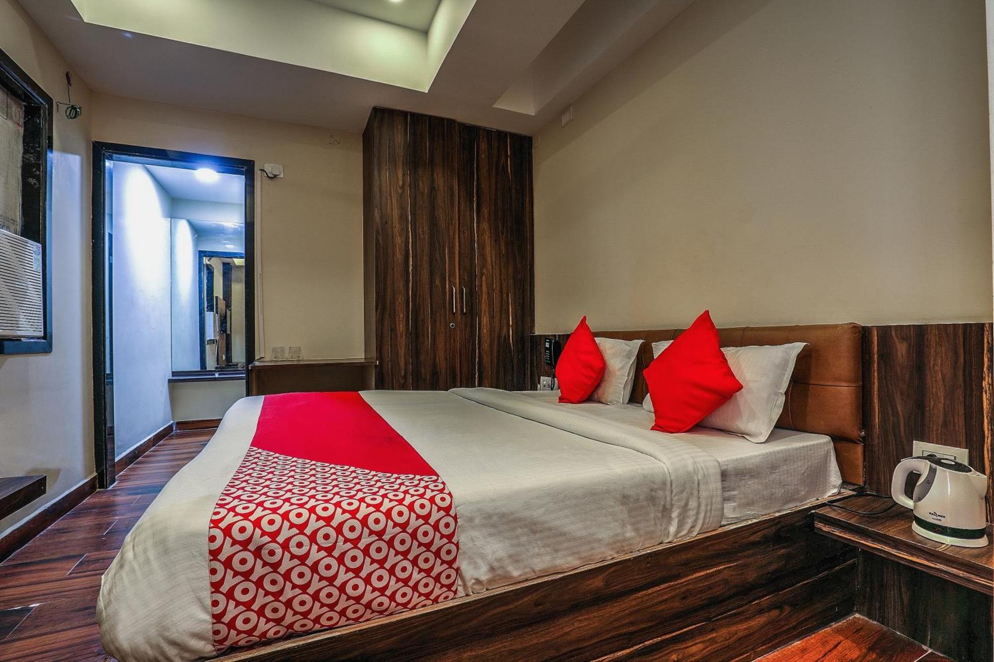 Capital O Sky Grand Hotel Hyderabad Exterior photo