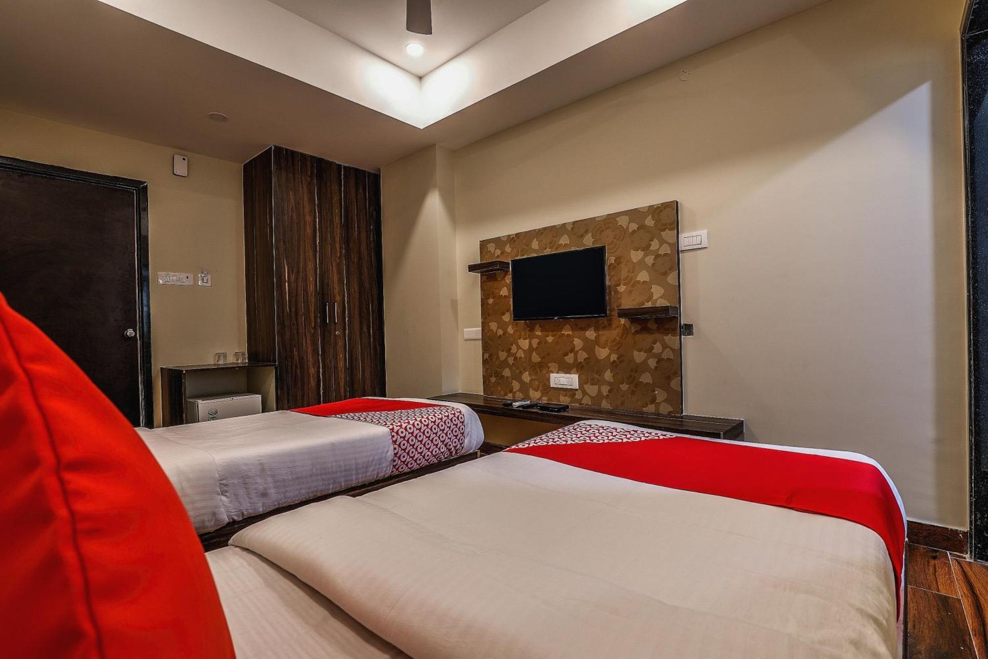 Capital O Sky Grand Hotel Hyderabad Exterior photo
