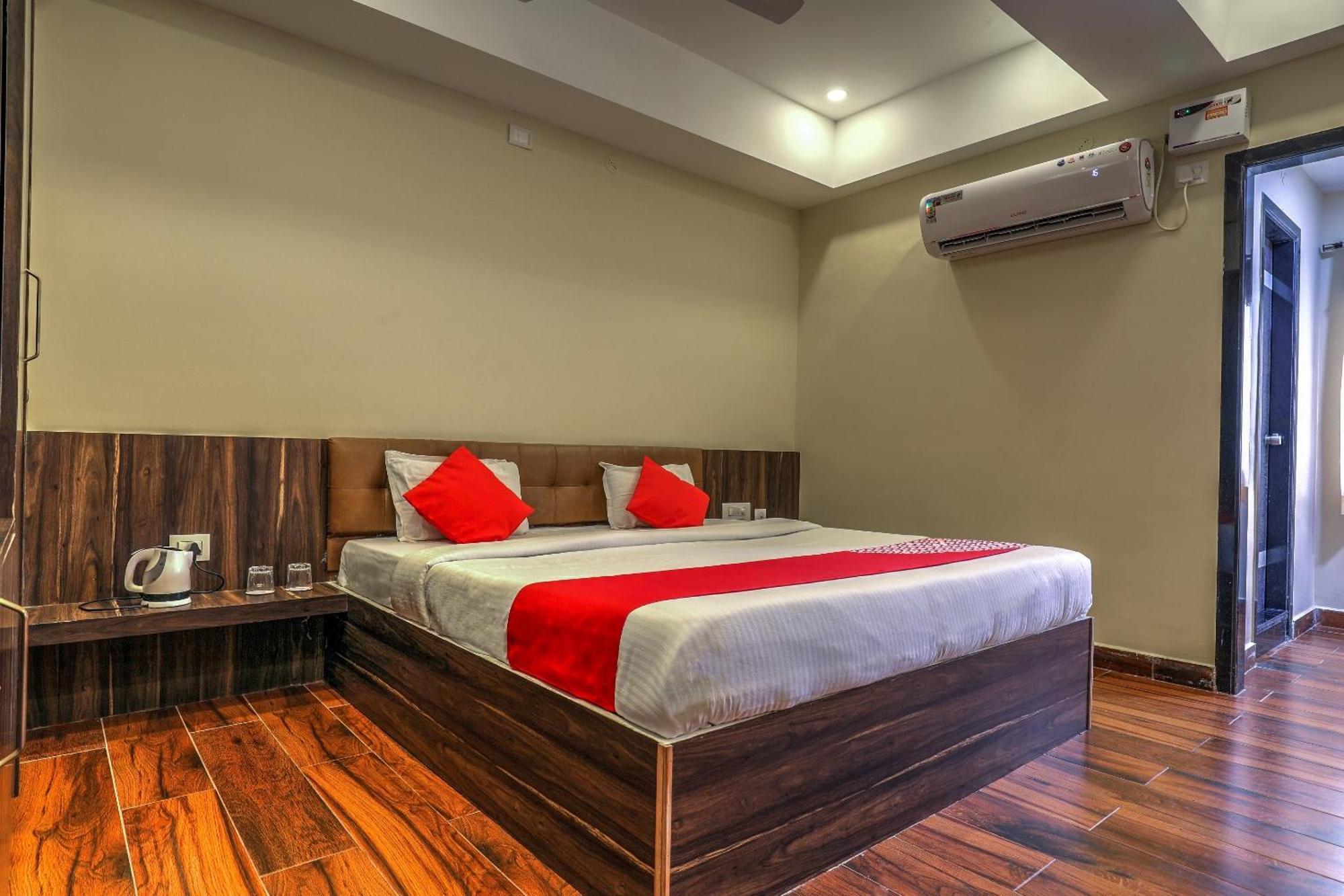 Capital O Sky Grand Hotel Hyderabad Exterior photo