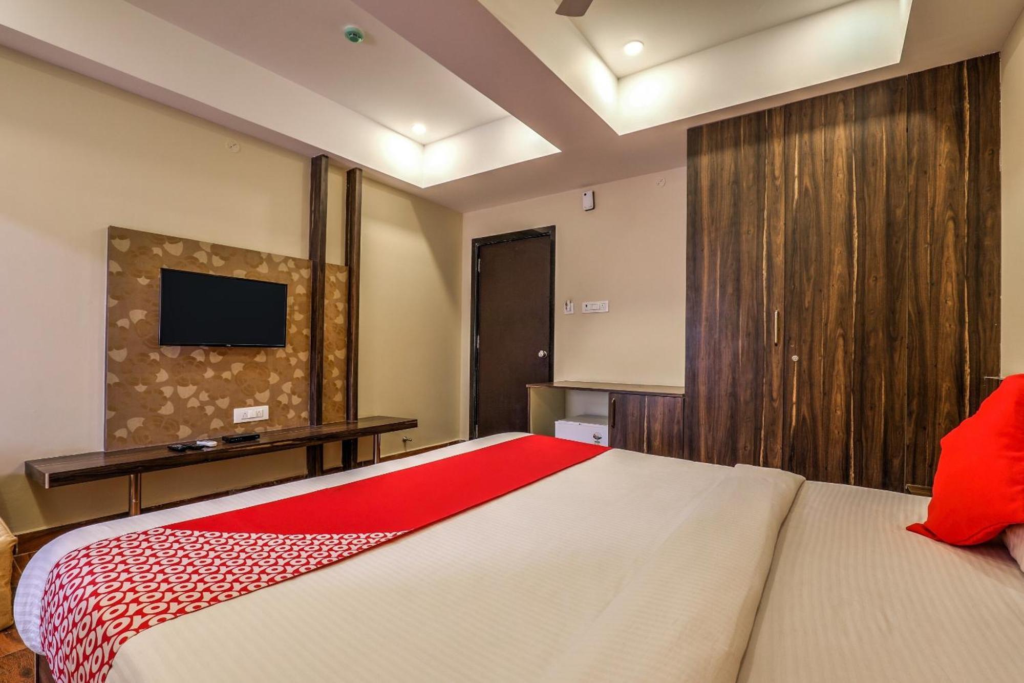 Capital O Sky Grand Hotel Hyderabad Exterior photo